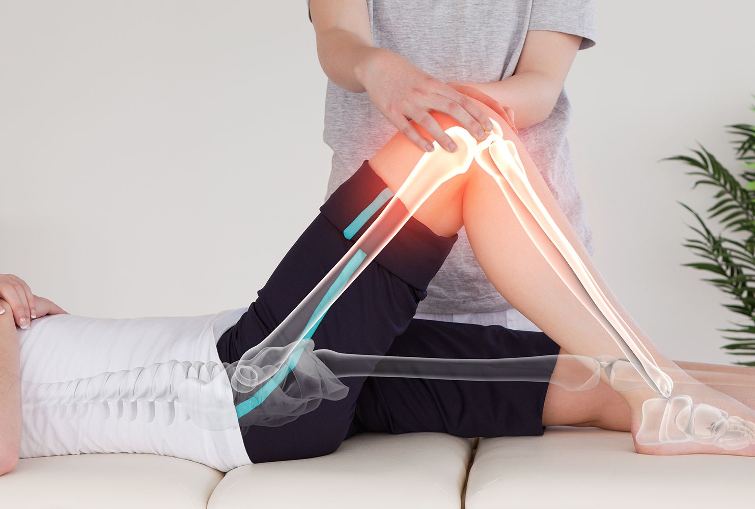 Person, die eine physikalische Therapie am Knie erhält