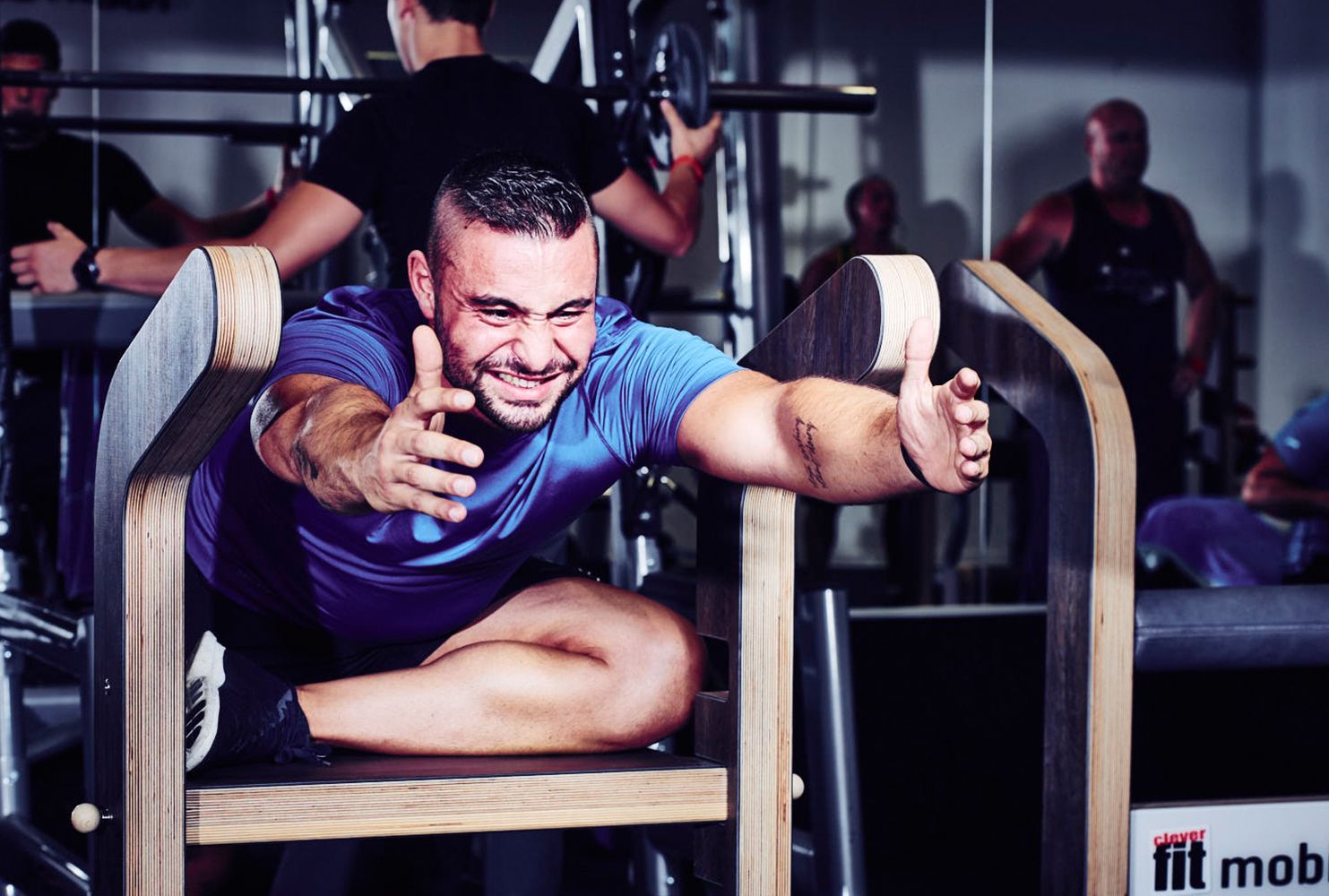 Person beim Training im Fitnessstudio