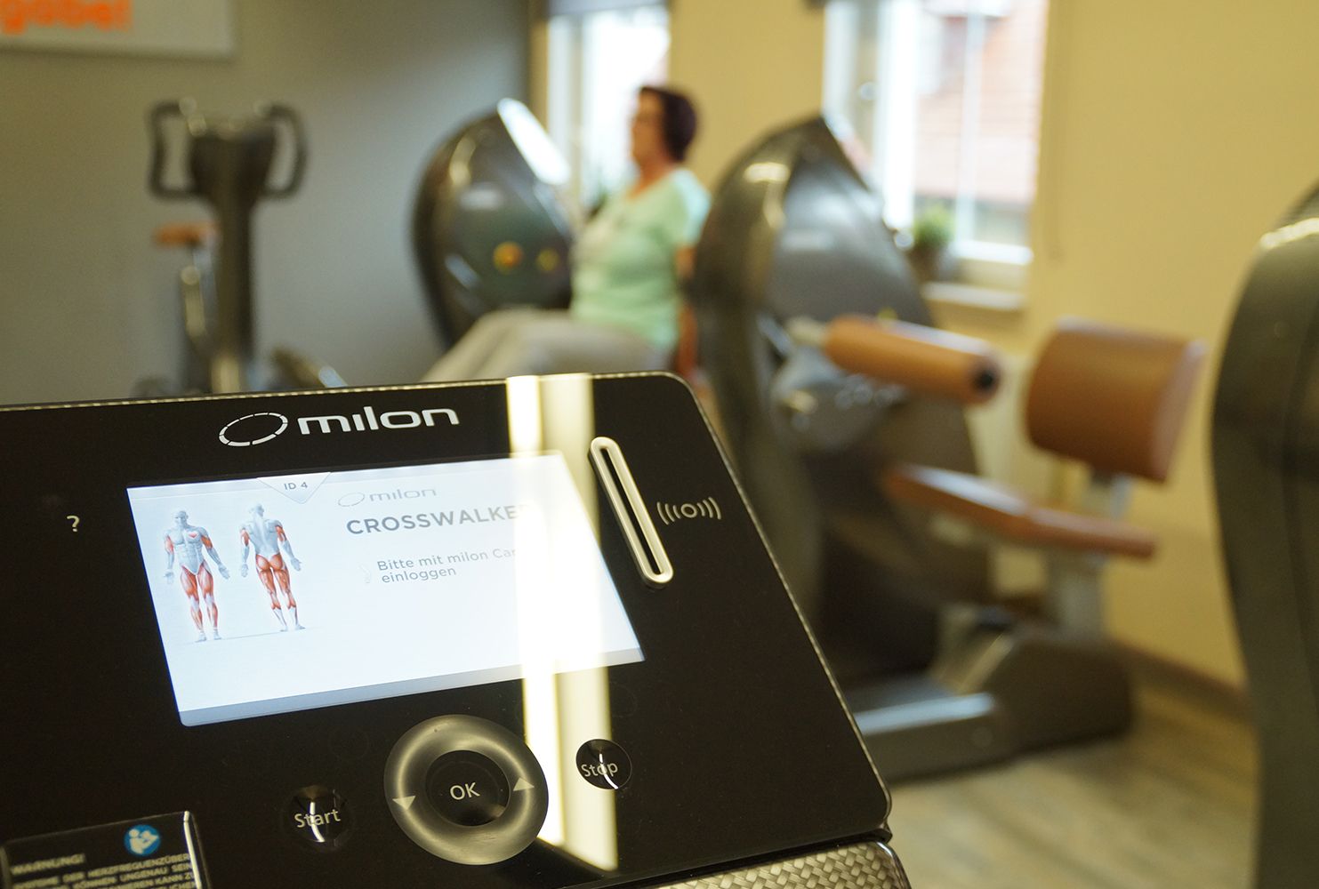 Nahaufnahme der Trainingskonsole eines milon-Trainingsgeräts